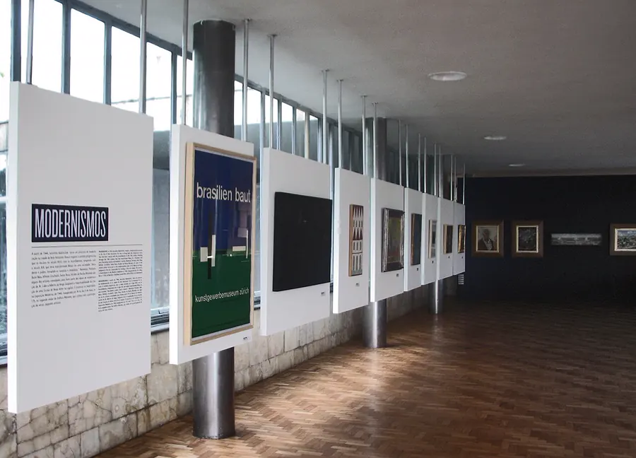 Interior do antigo Cassino da Pampulha, hoje Museu de Arte da Pampulha, mostrando os pilares cilíndricos finos de Niemeyer que sustentam a laje sobre a lagoa
