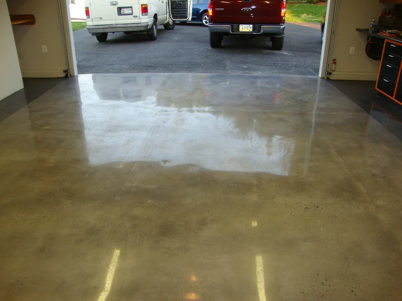 Garagem com piso de concreto polido, com acabamento brilhante e sem juntas.
