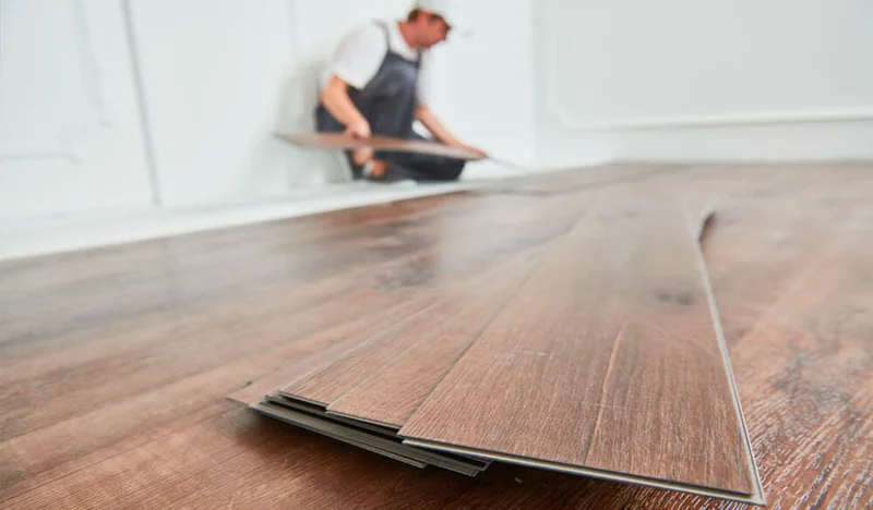 Instalação de piso vinílico clicado sobre um contrapiso nivelado.