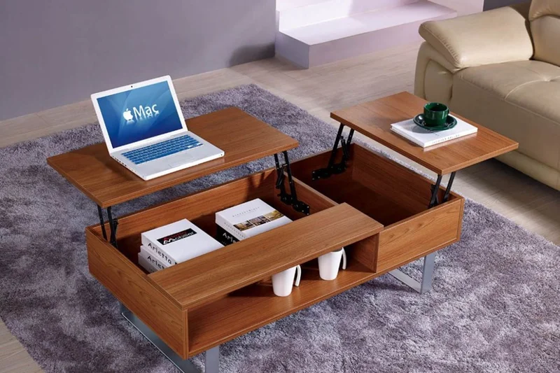 Sala de estar com sofá-cama e mesa de centro que se transforma em mesa de jantar.