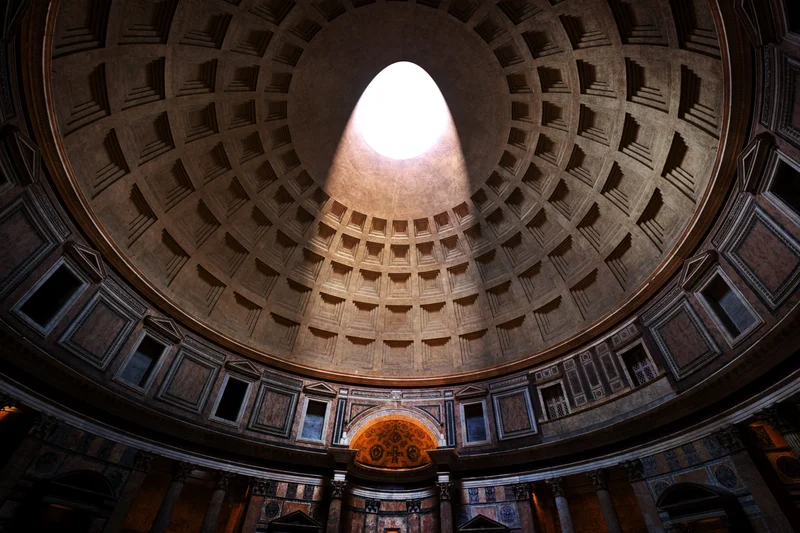 O interior do Panteão de Roma, mostrando a grandiosidade de sua cúpula e o óculo central.