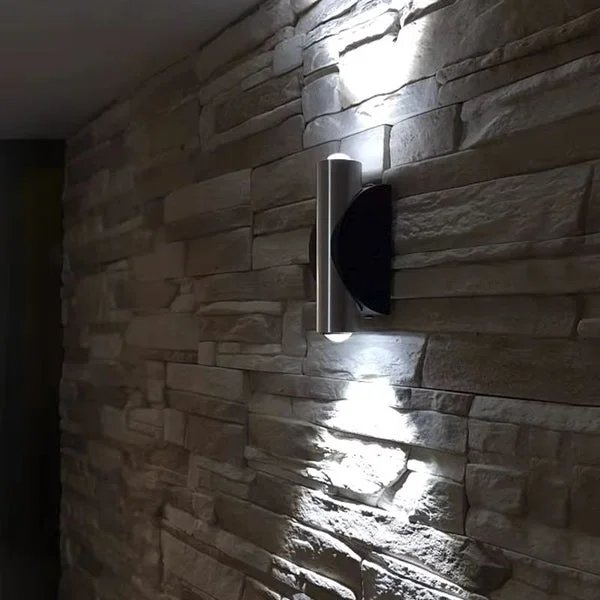 Parede de revestimento com aparencia de pedra natural iluminada por luminaria de embutir
