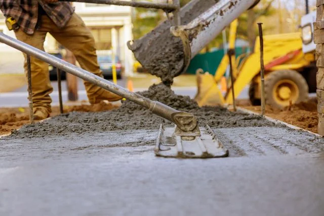 Tipos de cimento Portland: concretagem em andamento com lançamento de massa em canteiro de obra