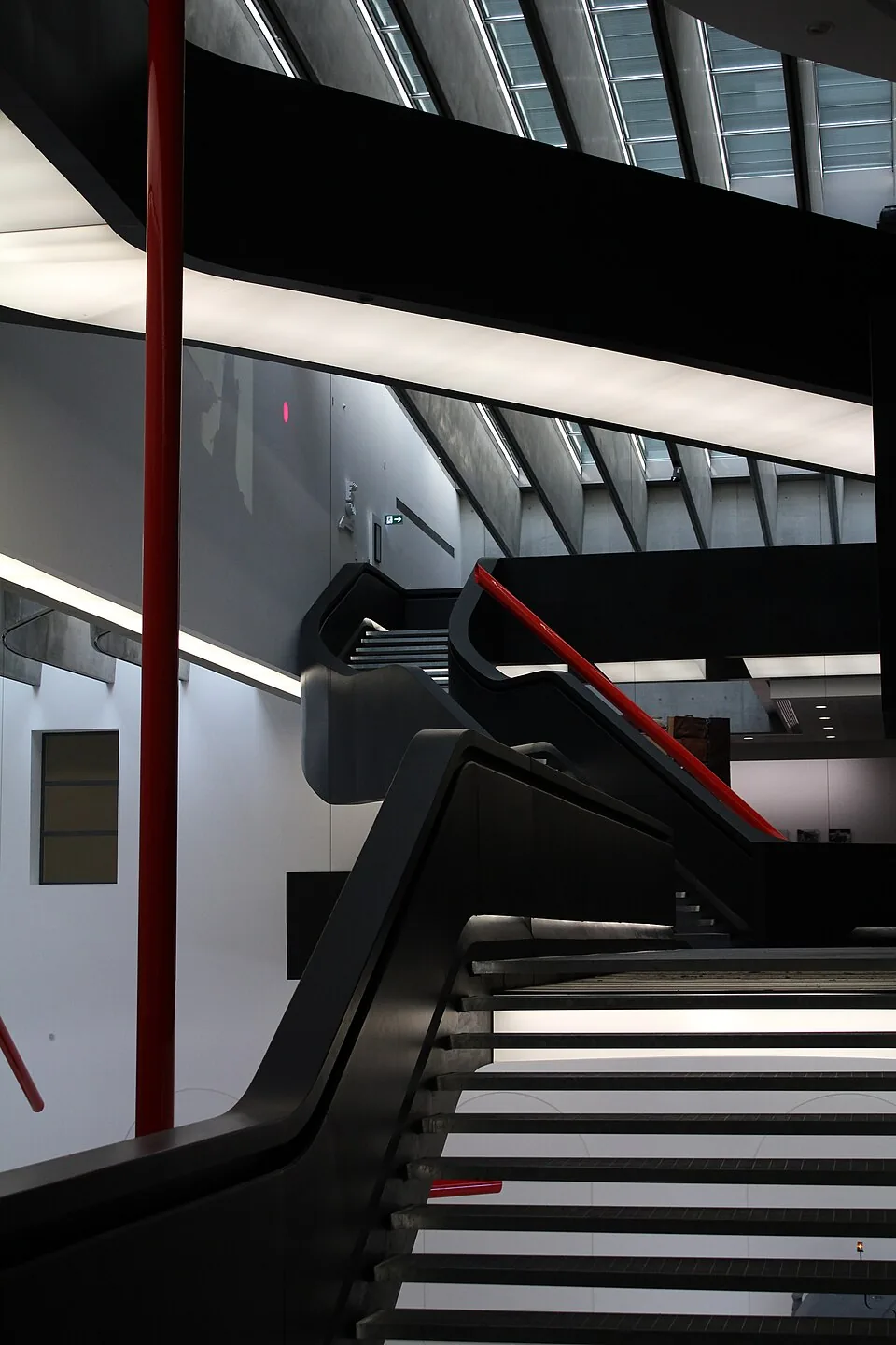 Interior real do museu MAXXI, de Zaha Hadid, com passarelas e galerias sobrepostas